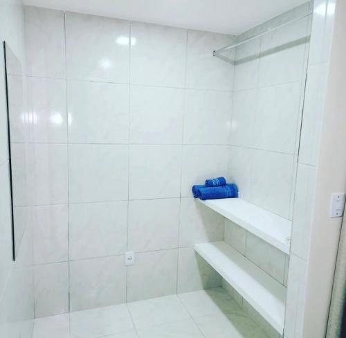 a white bathroom with white walls and white shelves at Atlântico Flat - Apto 004 in Natal