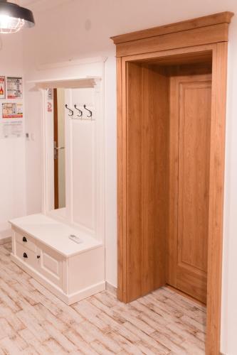 a room with a mirror and a wooden door at Ande House in Orşova