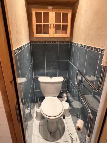 La petite salle de bains est pourvue de toilettes et d'une baignoire. dans l'établissement Glaciers / 4 persons apartment, à Val Thorens