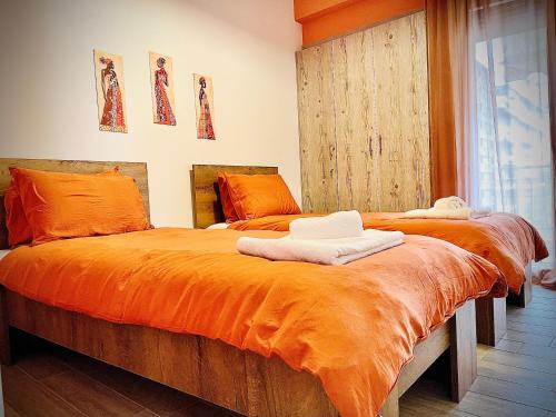 Duas camas sentadas uma ao lado da outra num quarto em Genius Loci em Kavala
