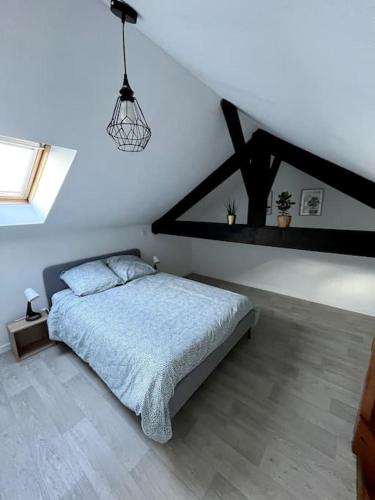 1 dormitorio con 1 cama en una habitación blanca en Charmant duplex lumineux - Centre de Carquefou, en Carquefou