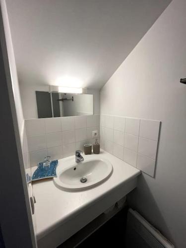 Baño blanco con lavabo y espejo en Charmant duplex lumineux - Centre de Carquefou, en Carquefou