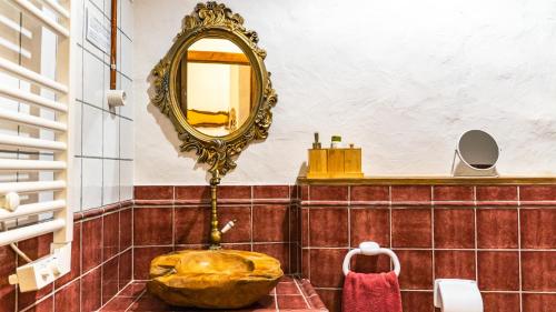 bagno con grande specchio e lavandino di Cal Belló Casa rural a Lleida