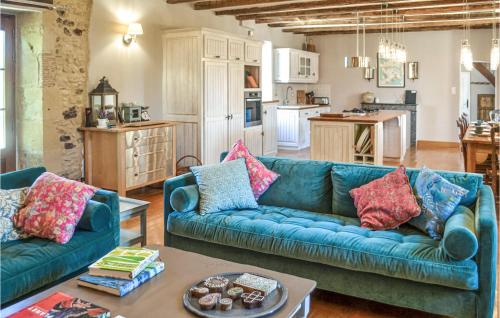 Χώρος καθιστικού στο Amazing Home In Montferrand-Du-Perigord