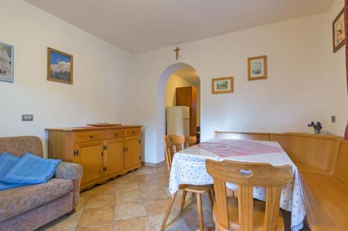 uma sala de estar com uma mesa e um sofá em Ciasa Weiss em Vigo di Fassa