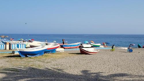 a group of boats sitting on the beach at Apartamentos Chinasol in Almuñécar