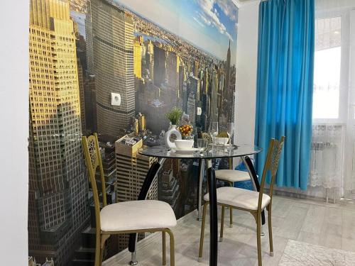 ein Esszimmer mit einem Tisch und Stühlen in der Unterkunft 1комн квартира в Башне Близнецах in Oral