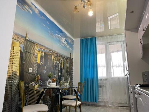 ein Esszimmer mit einem Tisch und einem Stadtbild in der Unterkunft 1комн квартира в Башне Близнецах in Oral