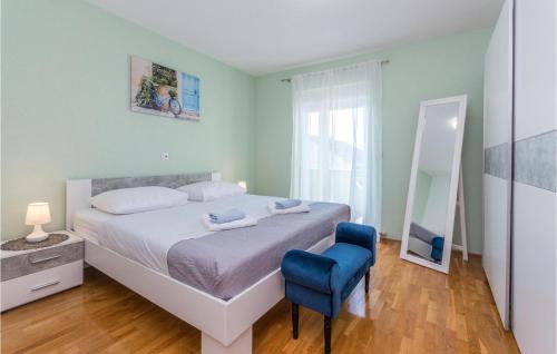 - une chambre avec un grand lit et une chaise bleue dans l'établissement Stunning Home In Gornje Rastane With Kitchen, à Donje Raštane