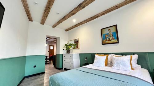 a bedroom with a bed with a green headboard at Apartamenty Katowicka 38 in Świętochłowice