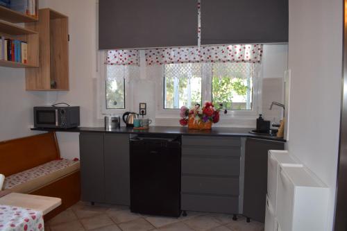 مطبخ أو مطبخ صغير في 3h Chris Μικρό, φωτεινό & βολικό σπίτι