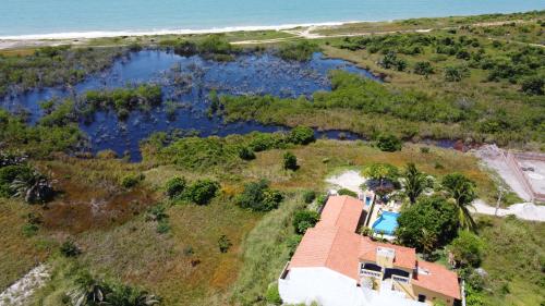 an aerial view of a house with a pool next to the ocean at Casa Litoral Sul - Praia Bela/ PB in Pitimbu