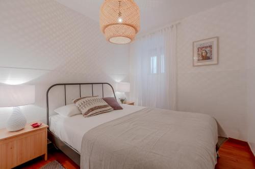 En eller flere senge i et værelse på Typical Alfama Apartment, by TimeCooler