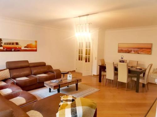 sala de estar con sofá y mesa en Enjoy Beloura!, en Sintra