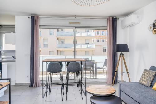 un salon avec une table et des chaises dans l'établissement Panier, Major, appartement de 47 m2, parking et terrasse, à Marseille