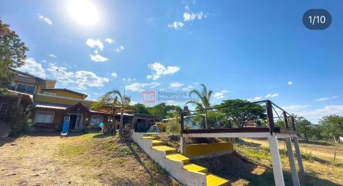 Casa amplia con todas las comodidades en un country privado