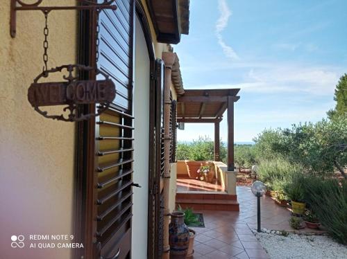 uma porta para uma casa com uma banheira de hidromassagem no exterior em Villa Mediterraneo em Castelluzzo