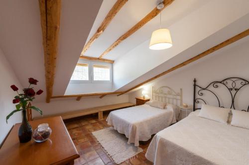 - une chambre avec 2 lits et une fenêtre dans l'établissement Vivienda Rural Las Bartolas, à Jaén