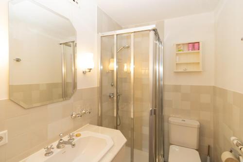 La salle de bains est pourvue d'une douche, d'un lavabo et de toilettes. dans l'établissement Stranddüne, à Hörnum