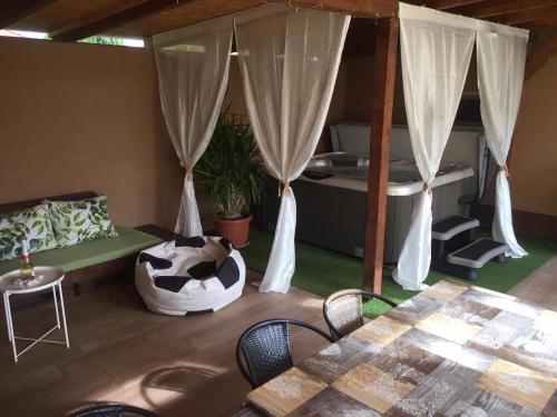 a living room with a couch and a table at Kökszi Beach Nyaralóházak in Balatonszabadi