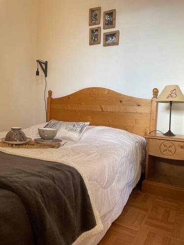 - une chambre avec un lit, une table et une lampe dans l'établissement Appartement 6 places La Toussuire, à La Toussuire