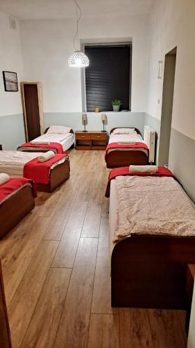 Ένα ή περισσότερα κρεβάτια σε δωμάτιο στο Noclegi Czentorycki 1