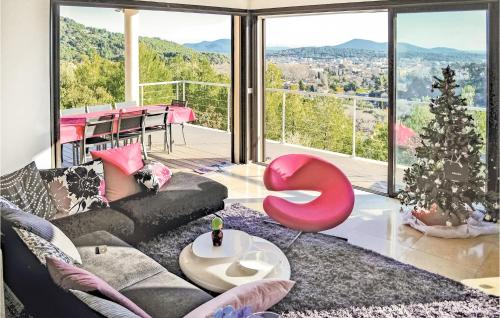 - un salon avec un canapé et un arbre de Noël dans l'établissement Nice Home In La Valette Du Var, à La Valette-du-Var