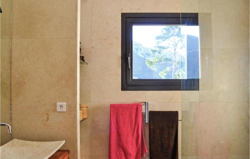ラ・ヴァレット・デュ・ヴァールにあるAwesome Home In La Valette Du Var With Kitchenのバスルーム(赤いタオル付)、窓が備わります。