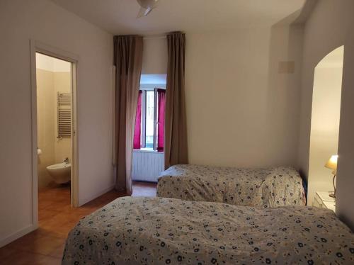 ein Hotelzimmer mit 2 Betten und einem Bad in der Unterkunft Locazione turistica di Via Ottaviano a Roma in Rom