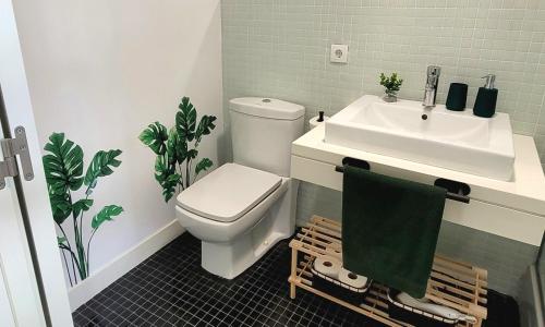 uma casa de banho com um WC branco e um lavatório. em The Green Loft - Wifi, Parking Privado em Camarma de Esteruelas