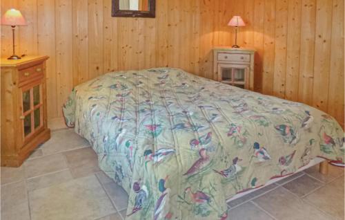 1 dormitorio con cama con colcha de pájaros en Nice Home In Vaudoy-en-brie With 3 Bedrooms, Wifi And Indoor Swimming Pool, en Vaudoy-en-Brie