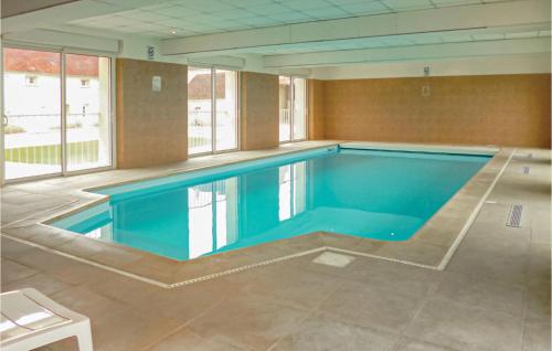 Vaudoy-en-BrieにあるNice Home In Vaudoy-en-brie With 3 Bedrooms, Wifi And Indoor Swimming Poolの- 青い水の大型スイミングプール(客室内)