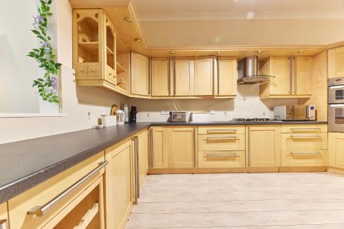 Kuchyň nebo kuchyňský kout v ubytování A *Spacious* 3 Bedroom Flat - Town Centre Berwick Upon Tweed