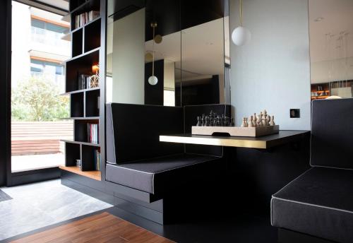 La salle de bains est pourvue d'un mur noir et d'un miroir. dans l'établissement Luxus Apartament Fitness&Spa z sauną i siłownią, à Gdańsk
