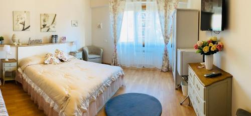 a bedroom with a bed and a vase of flowers at Mami Guest House Rome in Rome