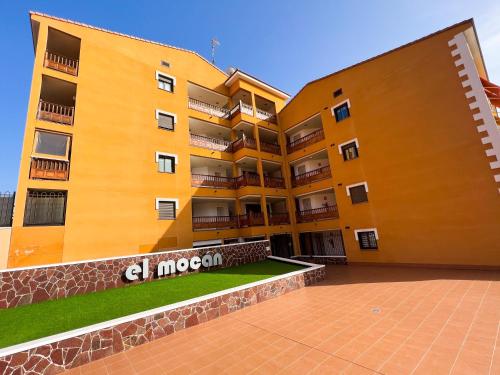 パルム・マールにあるCozy Apartment in Palm Marの目の前の黄色い建物