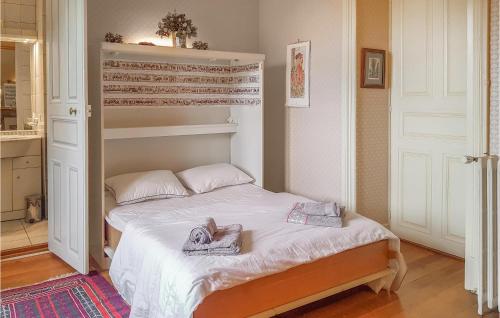 Un pequeño dormitorio con una cama con toallas. en Beautiful Apartment In Ocquerre With Outdoor Swimming Pool, en Ocquerre