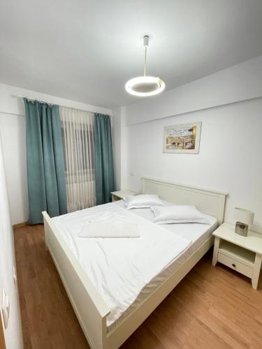 Un pat sau paturi într-o cameră la Cluj ApartHotel - VIVA CITY -