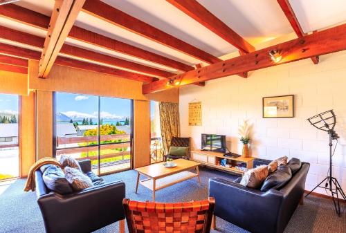 uma sala de estar com dois sofás e uma mesa em Alpine Rest - Lake Tekapo em Lake Tekapo