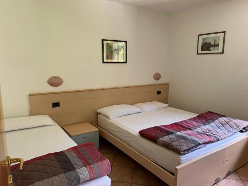 a room with two beds in a room at Appartamenti Rì de Clama in Andalo