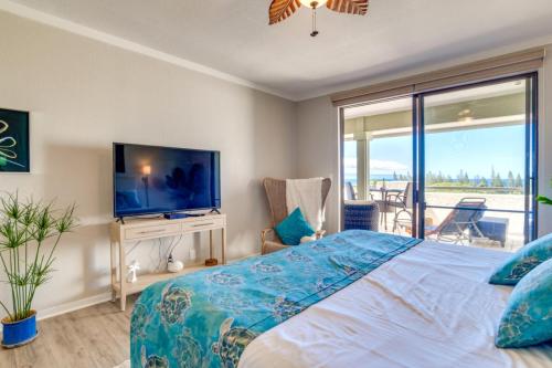 um quarto com uma cama grande e uma televisão de ecrã plano em K B M Resorts- KGV-17T5 Remodeled 1Bdrm villa extra-large balcony sweeping ocean views em Kapalua