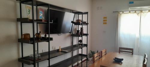 um quarto com uma mesa e uma televisão numa prateleira em Diaz Deptos em La Rioja