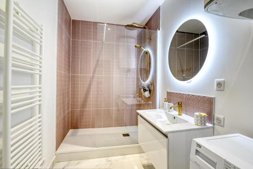 Kúpeľňa v ubytovaní Glamour Chic en hyper centre pour 4 - Wifi - Sauna pour 2 - MyLittleStay