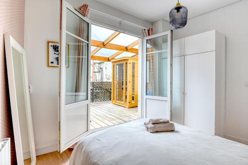 Posteľ alebo postele v izbe v ubytovaní Glamour Chic en hyper centre pour 4 - Wifi - Sauna pour 2 - MyLittleStay