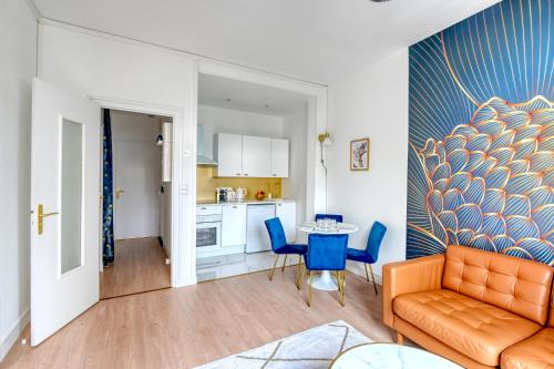 un salon avec un canapé et une table dans l'établissement Glamour Chic en hyper centre pour 4 - Wifi - Sauna pour 2 - MyLittleStay, à Rouen