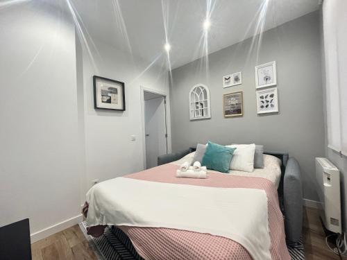 Un dormitorio con una cama con un osito de peluche. en Piso Lacy Ile, en Madrid