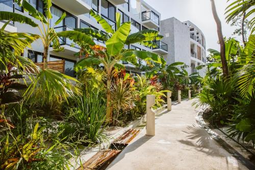 Ein Garten an der Unterkunft The Waves Tulum by BNB Experience