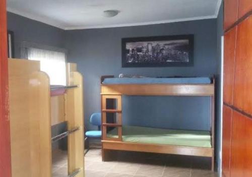 um quarto com um beliche num quarto em RECANTO K9 - SERRA NEGRA SP. No verão e no inverno em Serra Negra