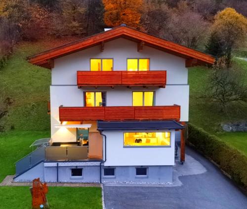 un modèle de maison avec un toit rouge dans l'établissement Appartement Berge Leben, à Neukirchen am Großvenediger