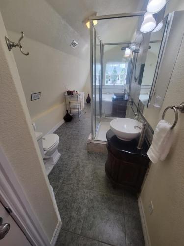 Un baño de Entire 2br 2ba hilltop view home Sleeps 8 pets 4 acres Jacuzzi Central AC Kingbeds Office Free WiFi Parking Full Kitchen Refrigerator Washer Dryer Furnished Three 3 Large Sunset Dining Patios Grill Stovetop Oven Hiking Wildlife Firepit Quiet very Secluded
